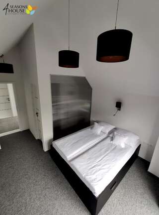 Отели типа «постель и завтрак» 4 Seasons - House Sub Cetate Двухместный номер с 1 кроватью и патио-11