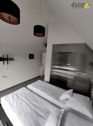 Отели типа «постель и завтрак» 4 Seasons - House Sub Cetate Двухместный номер с 1 кроватью и патио-12