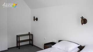 Отели типа «постель и завтрак» 4 Seasons - House Sub Cetate Двухместный номер с 2 отдельными кроватями, вид на сад-2